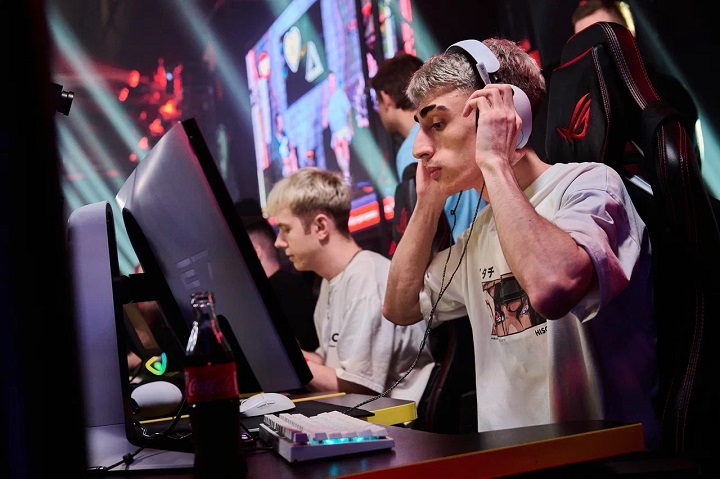 POLET – победители четвертого сезона FONBET MEDIA ELEAGUE POLET – победители четвертого сезона FONBET MEDIA ELEAGUE