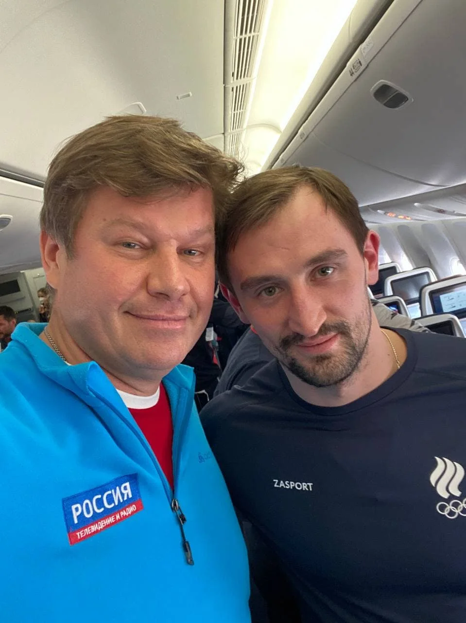 Губерниев обнялся с хоккеистом Слепышевым после заочного конфликта в соцсетях Губерниев обнялся с хоккеистом Слепышевым после заочного конфликта в соцсетях