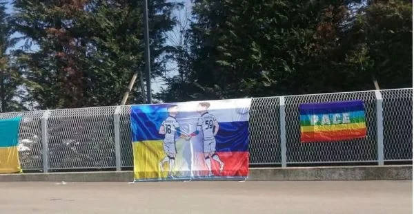 Фанаты «Аталанты» вывесили баннер с Миранчуком и Малиновским, жмущими руки