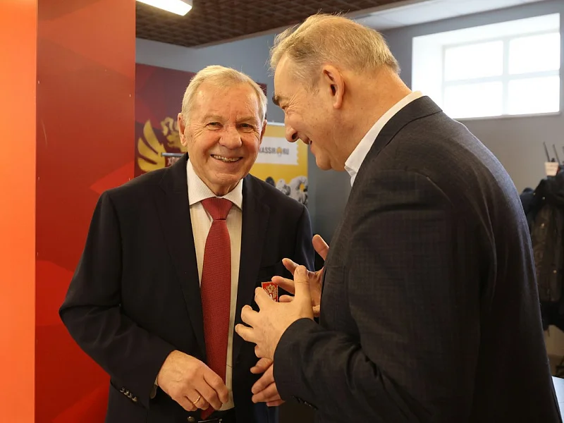 Майоров о скандале с хоккеистом «Сочи»: Пусть в КХЛ думают, как решить эту проблему, сами захотели отделиться Майоров о скандале с хоккеистом «Сочи»: Пусть в КХЛ думают, как решить эту проблему, сами захотели отделиться
