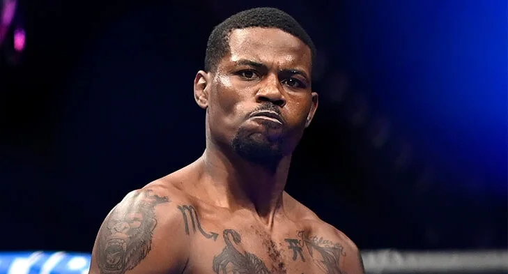 Боец UFC обезвредил стрелка в ресторане Боец UFC обезвредил стрелка в ресторане