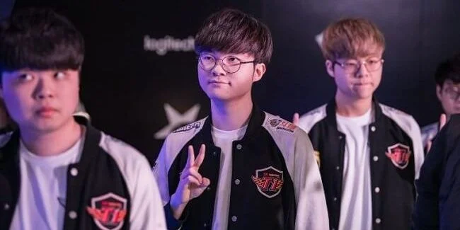 SK Telecom T1 - Royal Never Give Up SK Telecom T1 - Royal Never Give Up