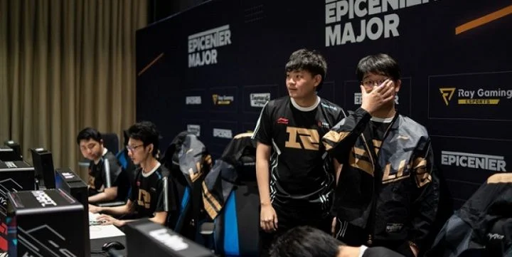 Royal Never Give Up - Invictus Gaming Royal Never Give Up - Invictus Gaming